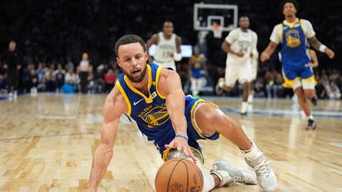 Stephen Curry, de los Warriors de Golden State, alcanza un balón en el encuentro ante los Timberwolves de Minnesota, el miércoles 28 de octubre de 2026 (AP Foto/Abbie Parr)
