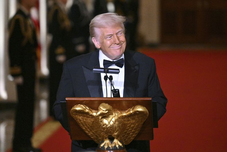 El presidente estadounidense Donald Trump ofrece un discurso en la cena de la Asociación Nacional de Gobernadores en la Sala Este de la Casa Blanca, en Washington, el sábado 22 de febrero de 2025.. (Pool via AP)