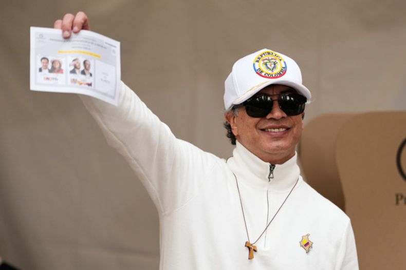 El presidente colombiano Gustavo Petro muestra una papeleta de votación durante la segunda vuelta de las elecciones en Bogotá, Colombia, el domingo 21 de junio de 2026. (AP Foto/Fernando Vergara)