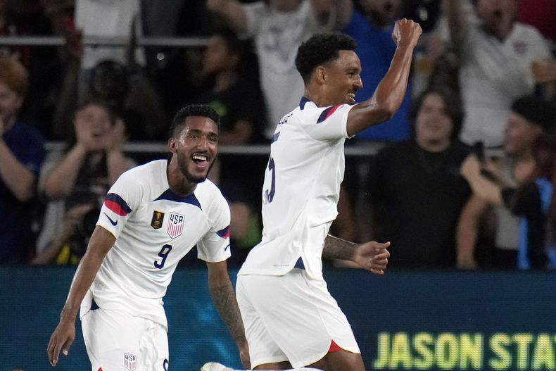 Bryan Reynold celebra tras anotar con su compañero de la selección de Estados Unidos Jesus Ferreira en el encuentro ante St. Kitts y Nevis en la Copa Oro CONCACAF el miércoles 28 de junio del 2023. (AP Foto/Jeff Roberson)