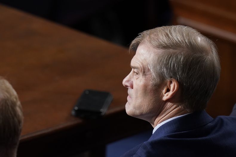El representante Jim Jordan escucha durante una votación en el recinto de la Cámara de Representantes, en el Capitolio, Washington, el viernes 20 de octubre de 2023. (AP Foto/Alex Brandon)