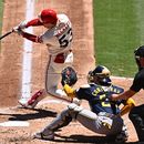 Wade Meckler, izquierda, de los Angelinos de Los Ángeles, batea jonrón de dos carreras durante la segunda entrada del juego de béisbol de Grandes Ligas ante los Cerveceros de Milwaukee, el domingo 2 de agosto de 2026, en Anaheim, California. (AP Foto/William Liang)