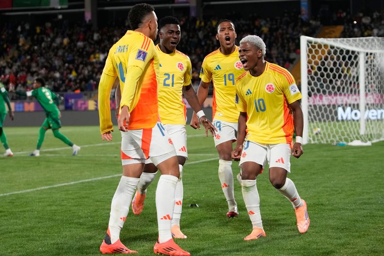 Óscar Perea (10), de Colombia, es felicitado por sus compañeros después de marcar el gol de su equipo frente a Arabia Saudí, en la Copa del Mundo Sub20, en partido correspondiente al grupo F, en el estadio Fiscal, en Talca, Chile, el lunes 29 de septiembre de 2025. (AP Foto/Matias Delacroix)