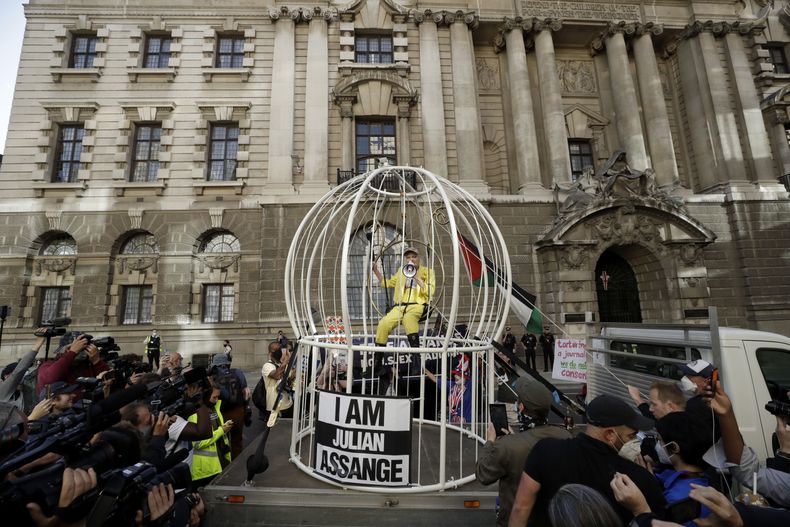 ESP-CEL_VIVIENNE_WESTWOOD-ASSANGE-0.jpg