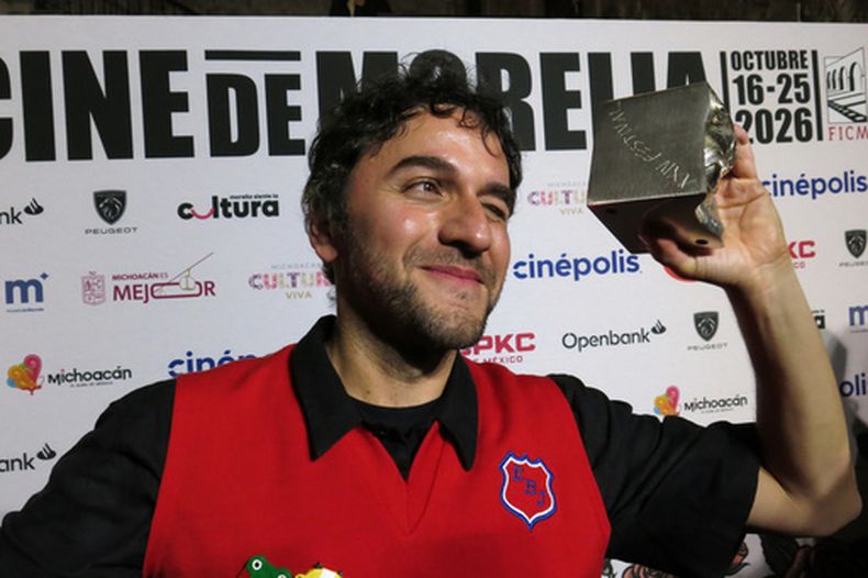 El director Bruno Santamaría Razo posa con el premio a mejor largometraje mexicano por Seis meses en el edificio rosa con azul en la ceremonia de premiación de la 24a edición del Festival de Cine de Morelia en Morelia, México, el viernes 23 de octubre de 2026. (Foto AP/Berenice Bautista)