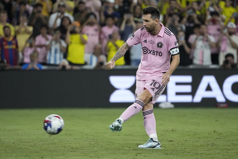 Lionel Messi, del Inter Miami, convierte un penal durante la tanda para definir la final de la Leagues Cup ante Nashville, el sábado 19 de agosto de 2023, en Nashville. (AP Foto/George Walker IV)