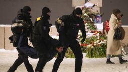 Agentes de policía detienen a un hombre que depositaba flores para Alexei Navalny en un monumento a las víctimas de la represión política, en San Petersburgo, Rusia, el 16 de febrero de 2024. (AP Foto)