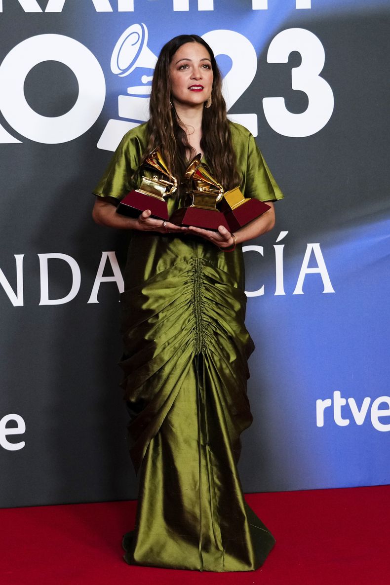 Natalia Lafourcade posa en la sala de prensa con los premios de grabación del año, mejor canción cantautor y mejor álbum cantautor por De todas las flores en la 24a entrega anualk del Latin Grammy en Sevilla, España, el 16 de noviembre de 2023. ( José Bretón/Invision/AP)