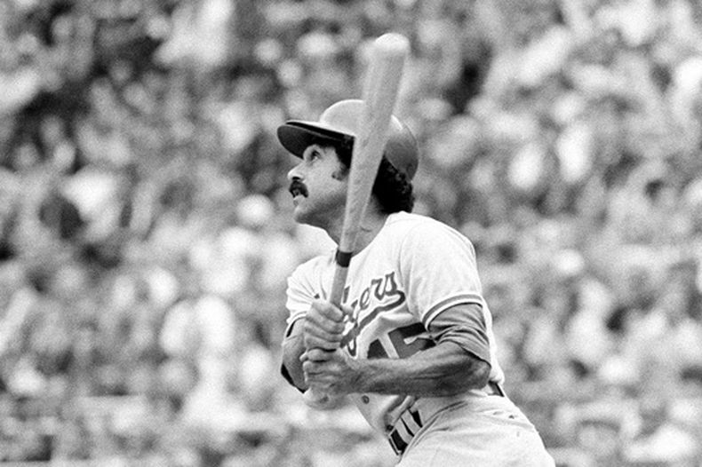 ARCHIVO - Davey Lopes de los Dodgers de Los Ángeles batea un jonrón durante la serie de playoffs contra los Filis de Filadelfia, el jueves 5 de octubre de 1977, en Filadelfia. (AP Foto/Rusty Kennedy)