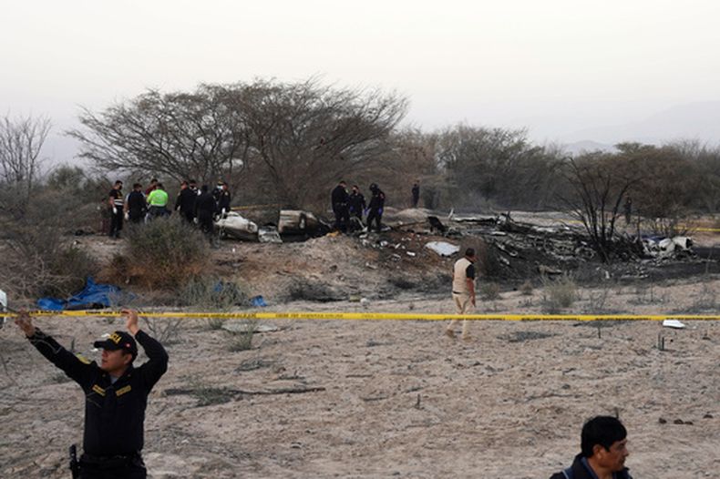La policía inspecciona los restos de una avioneta que se estrelló durante un vuelo turístico sobre las Líneas de Nazca en Perú, el sábado 1 de agosto de 2026. (Foto AP/Genry Bautista)