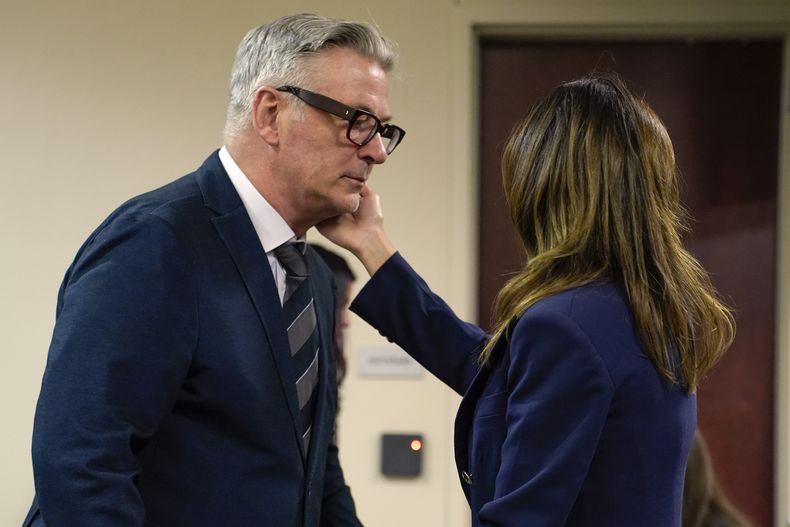 ARCHIVO - El actor Alec Baldwin se acerca a su esposa Hilaria durante su juicio, el 11 de julio de 2024, en Santa Fe, Nuevo México. (Ramsay de Give/Pool Photo via AP, archivo)