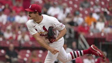 El abridor de los Cardenales de San Luis Miles Mikolas lanza en la primera entrada del juego ante los Marlins de Miami el lunes 17 de julio del 2023. (AP Foto/Jeff Roberson)