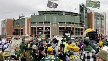 En fto del 22 de noviembre del 2023, aficionados afuera del Lambeau Field para el encuentro entre los Cowboys de Dallas y los Packers de Green Bay. El lunes 22 de mayo del 2023, eligen a Green Bay como sede del draft 2025. (AP Foto/Mike Roemer)