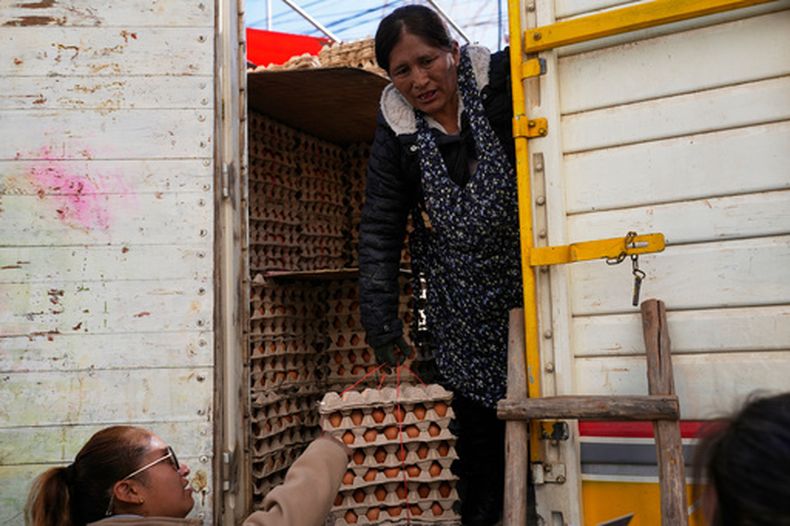 Una mujer vende huevos desde un camión en La Paz, Bolivia, el martes 23 de junio de 2026. (Foto AP/Juan Karita)
