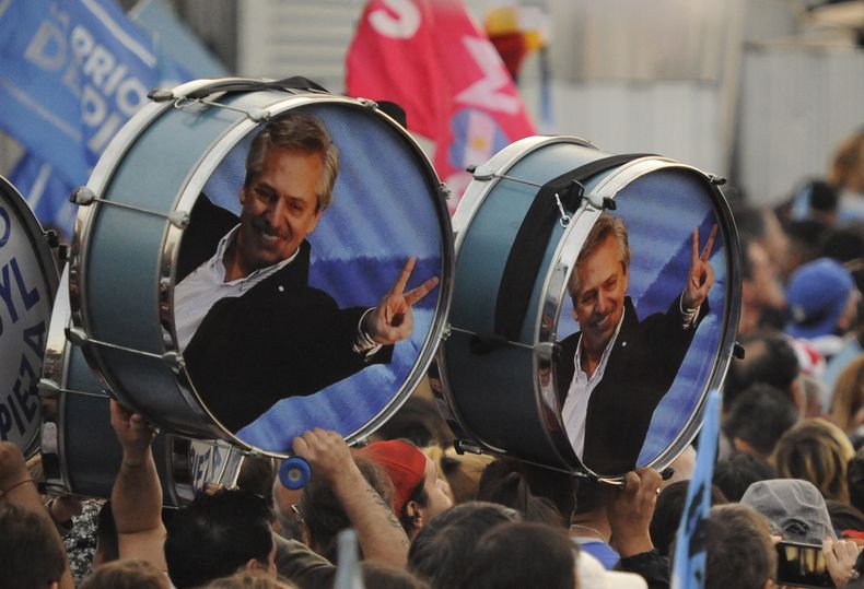 ARCHIVO - Simpatizantes del Frente de Todos cargan tambores decorados con imágenes del candidato del partido Alberto Fernández en un acto de campaña en Rosario, Argentina, el 7 de agosto de 2019. El partido peronista gobernante de Argentina anunció el miércoles 14 de junio de 2023 que cambia su nombre para competir en las elecciones generales de octubre. El Frente de Todos pasa a llamarse Unión por la Patria. (AP Foto/Patricio Murphy, Archivo)