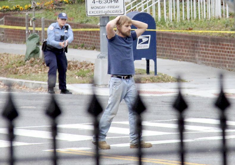 ARCHIVO - Edgar Maddison Welch, de Salisbury, Carolina del Norte, se rinde ante las autoridades policiales en Washington, el 4 de diciembre de 2016. (Sathi Soma via AP, Archivo)