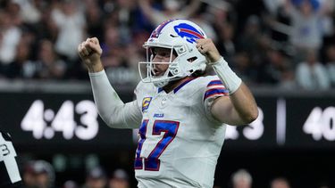 El quarterback de los Bills de Buffalo, Josh Allen, celebra un touchdown en la segunda mitad del partido ante los Raiders de Las Vegas, el domingo 18 de octubre de 2026, en Las Vegas. (AP Foto/John Locher)