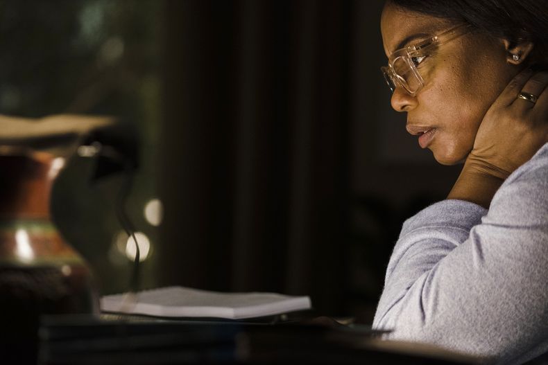 En esta imagen proporcionada por Neon, Aunjanue Ellis-Taylor en una escena de Origin. (Atsushi Nishijima/Neon via AP)
