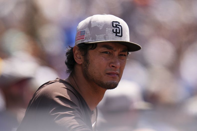 El lanzador de los Padres de San Diego, Yu Darvish, observa desde el dugout durante la novena entrada de un partido de béisbol contra los Marineros de Seattle el domingo 18 de mayo de 2025, en San Diego. (Foto AP/Gregory Bull)