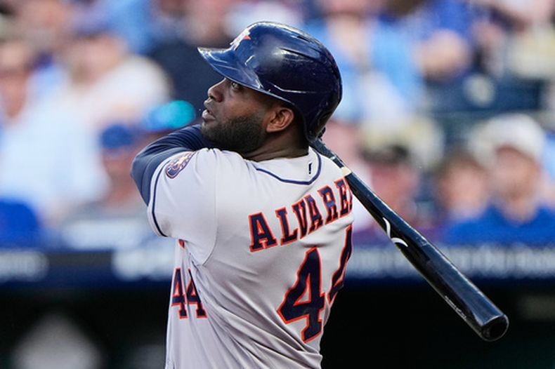 El bateador designado de los Astros de Houston, Yordan Álvarez, observa su grand slam durante la primera entrada de un partido de béisbol contra los Reales de Kansas City, el viernes 12 de junio de 2026, en Kansas City, Misuri. (Foto AP/Charlie Riedel)