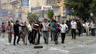 americateve | En esta imagen del 6 de octubre del 2013, fuerzas de seguridad egipcias detienen a un partidario del derrocado presidente Mohamed Morsi cerca de la Plaza Ramsis en El Cairo. El 7 de octubre, el jefe del poderoso ej&eacute;rcito egipcio afirm&oacute; que e