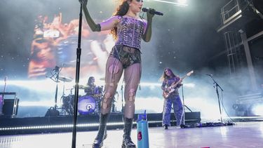 Chappell Roan actúa durante The Midwest Princess Tour el martes 1 de octubre de 2024 en el anfiteatro FirstBank en Franklin, Tennessee. (Foto Amy Harris/Invision/AP)