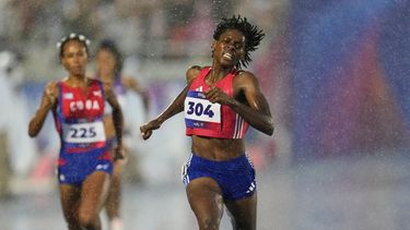 La dominicana Marileidy Paulino cruza la meta para conseguir el oro en los 400 metros de los Juegos Centroamericanos y del Caribe, el miércoles 5 de agosto de 2026 en Santo Domingo (AP Foto/Fernando Vergara)