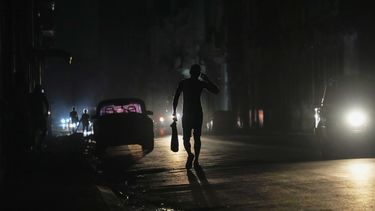 Un hombre camina por una calle durante un apagón general el viernes 14 de marzo de 2025, en La Habana, Cuba. (AP Foto/Ramón Espinosa)