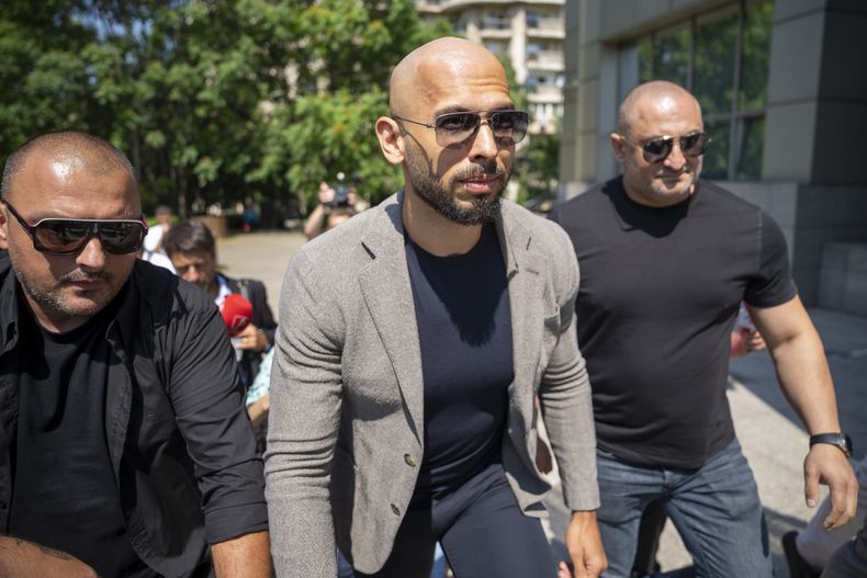 Andrew Tate camina entre guardaespaldas a su llegada a un tribunal en Bucarest, en Rumanía, el 21 de junio de 2023. (AP Foto/Vadim Ghirda)