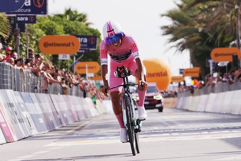 Afonso Eulalio completa la décima etapa del Giro de Italia, en Masa, el martes 19 de mayo de 2026. (Gian Mattia DAlberto/LaPresse vía AP)