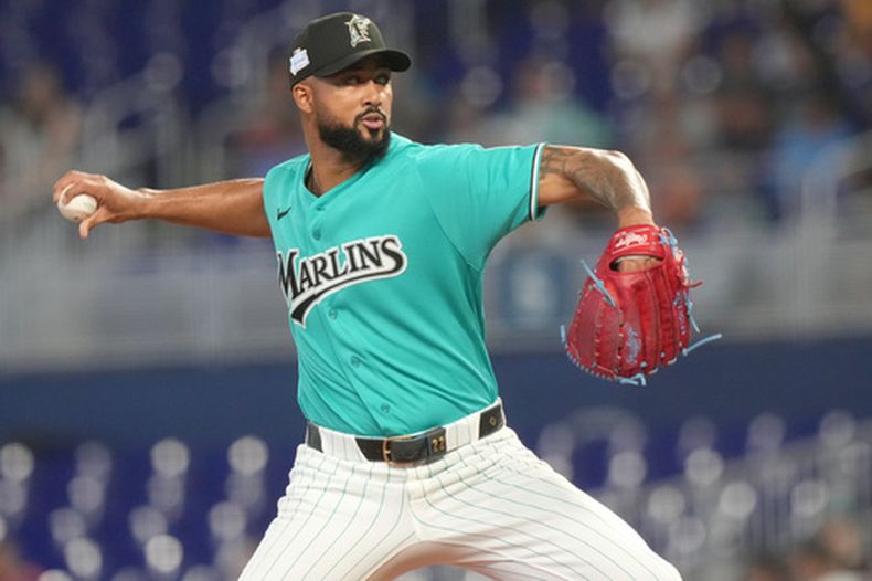 El abridor dominicano de los Marlins de Miami Sandy Alcantara lanza en la primera entrada del juego ante los Rays de Tampa Bay el domingo 7 de junio del 2026. (AP Foto/Marta Lavandier)
