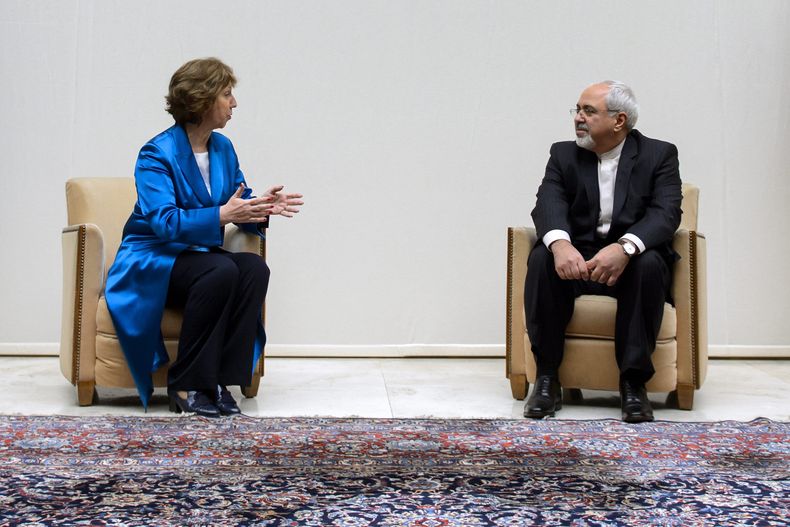 Catherine Ashton, izquierda, alta representante de la Uni&oacute;n Europea para Asuntos Extranjeros, dialoga con el canciller iran&iacute; Mohammad Javad Zarif, a la derecha, antes de que comenzaran las conversaciones sobre el programa nuclear de Teher&aa