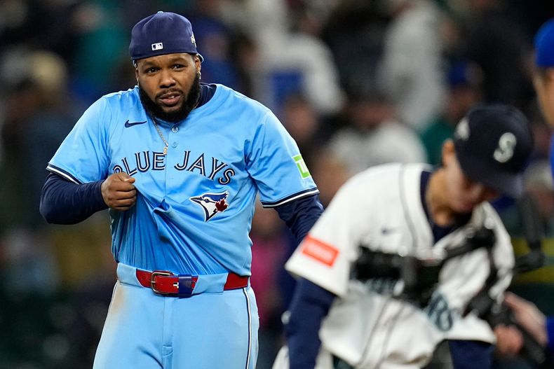 El dominicano Vladimir Guerrero Jr., de los Azulejos de Toronto, festeja al concluir el tercer juego de la Serie de Campeonato de la Liga Americana ante los Marineros de Seattle, el miércoles 15 de octubre de 2025 (AP Foto/David J. Phillip)