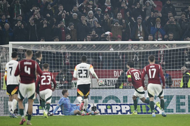 El húngaro Dominik Szoboszlai anota el primer gol de su equipo desde el punto de penalti durante el partido de la Liga de Naciones entre Hungría y Alemania en el estadio Puskas Arena de Budapest, el martes 18 de noviembre de 2024. (AP Foto/Denes Erdos)