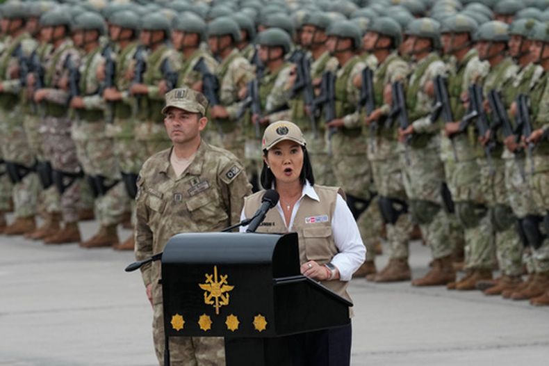 La presidenta de Perú, Keiko Fujimori, pronuncia un discurso para anunciar la creación de un equipo de élite contra el crimen, integrado por policías y militares, en una base militar de Lima, Perú, el miércoles 7 de octubre de 2026. (Foto AP/Martín Mejía)