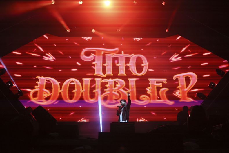 El cantante mexicano Tito Double P durante su presentación en el festival Arre en la Ciudad de México el 7 de septiembre de 2024. (Foto AP/Ginnette Riquelme)