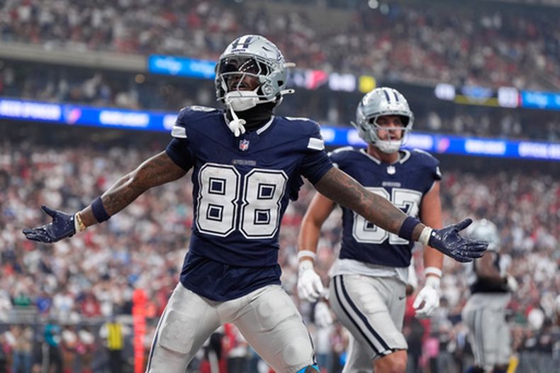 CeeDee Lamb, receptor de los Cowboys de Dallas, celebra su touchdown durante la segunda mitad del partido de la NFL en contra de los Texans de Houston, el domingo 4 de octubre de 2026, en Houston. (AP Foto/Ashley Landis)