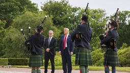 El presidente de Estados Unidos, Donald Trump, tercero por la derecha, y el primer ministro británico, Keir Starmer, cuarto por la derecha, son recibidos en el Trump International Golf Links, cerca de Aberdeen, Escocia, el lunes 28 de julio de 2025. (AP Foto/Jacquelyn Martin)
