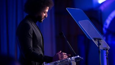 Colin Kaepernick habla tras recibir el premio Ralph Ellison de la ACLU el viernes 24 de julio de 2026 en Washington (AP Foto/Kevin Wolf)
