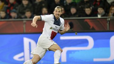 americateve | El sueco Zlatan Ibrahimovic, del Paris Saint Germain, corre por el bal&oacute;n durante un partido de la Liga de Campeones contra el Bayer Leverkusen, en Leverkusen, Alemania, el martes 18 de febrero de 2014. Suecia compartir&aacute; su grupo clasificator
