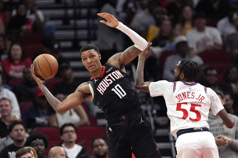 Jabari Smith Jr. (10) de los Rockets de Houston, toma un rebote mientras Derrick Jones Jr. (55), de los Clippers de Los Ángeles intenta tomarlo durante la segunda mitad del juego de baloncesto de la NBA, el miércoles 13 de noviembre de 2024, en Houston. Los Rockets ganaron 111-103. (AP Foto/David J. Phillip)