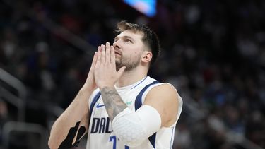 El esloveno Luka Doncic, de los Mavericks de Dallas, mira hacia arriba tras realizar un disparo ante los Pistons de Detroit, el sábado 9 de marzo de 2024 (AP Foto/Carlos Osorio)