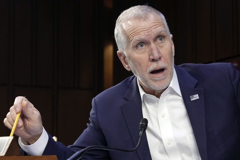 El senador federal Thom Tillis, un republicano, habla durante una reunión de la Comisión de Asuntos Jurídicos del Senado el 16 de febrero de 2023 en el Capitolio en Washington. (AP Foto/Mariam Zuhaib, Archivo)