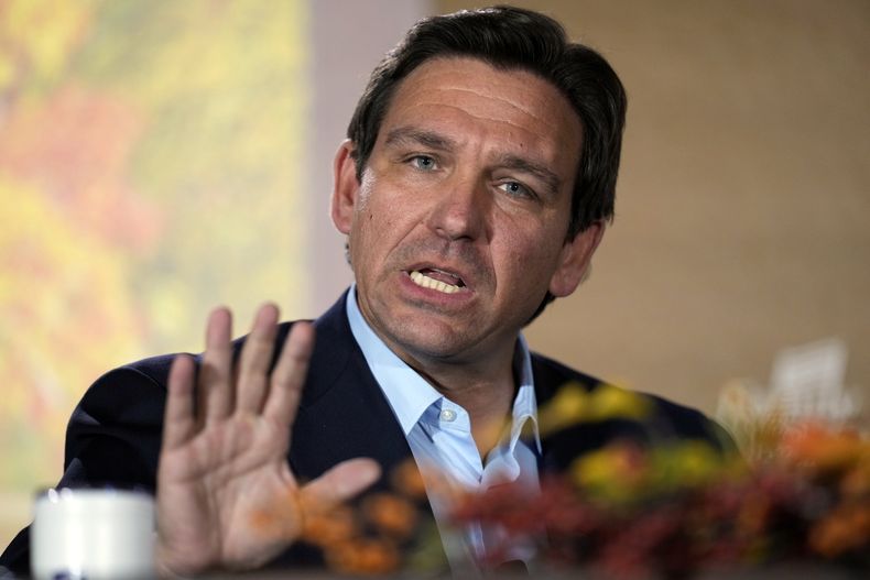 El candidato presidencial republicano, el gobernador de Florida, Ron DeSantis, habla durante el Foro Familiar de Acción de Gracias de Líderes de la Familia, el 17 de noviembre de 2023, en Des Moines, Iowa. (Foto AP/Charlie Neibergall)