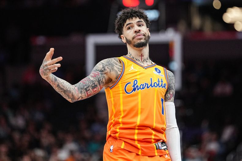 El base de los Hornets de Charlotte, LaMelo Ball, gesticula tras anotar una canasta de tres puntos durante la primera mitad de un juego de baloncesto de la NBA contra los Grizzlies de Memphis, el sábado 21 de marzo de 2026, en Charlotte, Carolina del Norte. (Foto AP/Matt Kelley)