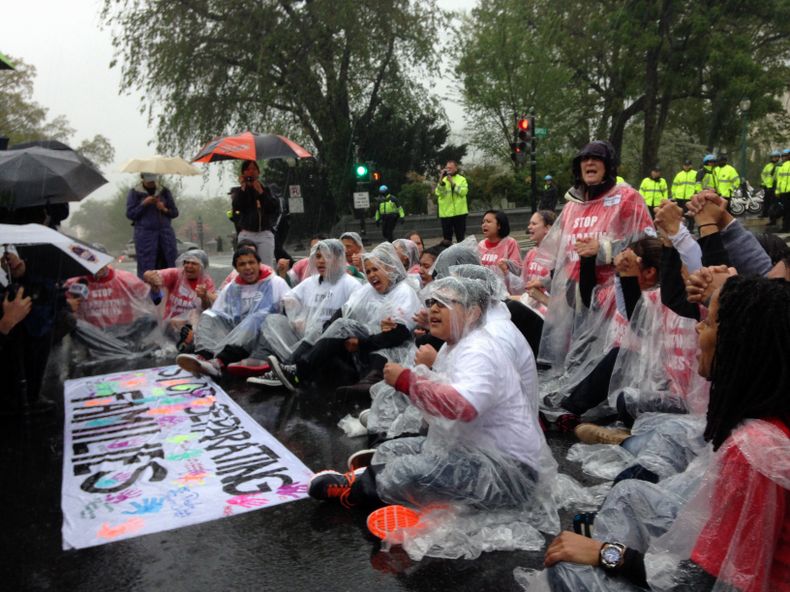 ARCHIVO - En esta imagen del 30 de abril, manifestantes soportan la lluvia sentados frente al Capitolio en Washington durante una protesta para poner fin a la deportaci&oacute;n de inmigrantes no autorizados. Las carreras de este a&ntilde;o por el Senado