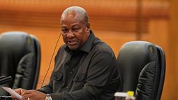 ARCHIVO - El presidente de Ghana, John Mahama, habla durante una reunión con su homólogo chino, Xi Jinping, en el Gran Salón del Pueblo en Beijing, el 14 de octubre de 2025. (Ichiro Banno/Pool Foto vía AP, archivo)