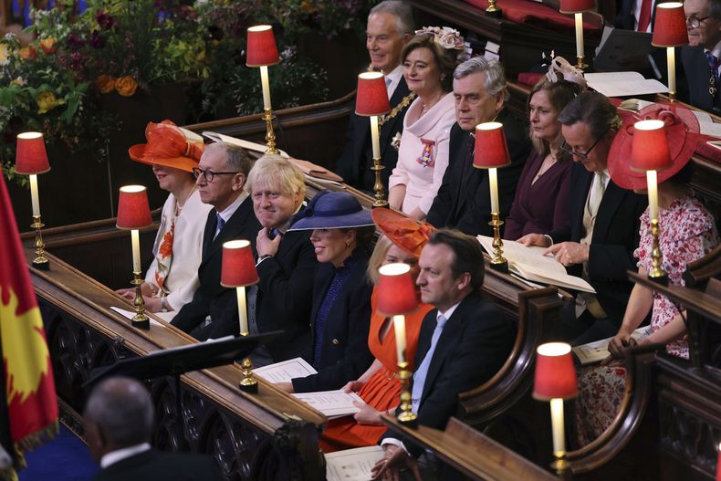 De izquierda a derecha, los exprimeros ministros Tony Blair, Gordon Brown, David Cameron, Theresa May, Boris Johnson y Liz Truss con sus parejas en la Abadía de Westminster, antes de la coronación del rey Carlos III y Camila, la reina consorte, en Londres el sábado 6 de mayo de 2023. (Richard Pohle /Pool vía AP)