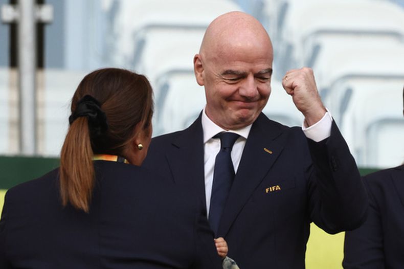 El presidente de la FIFA, Gianni Infantino, asiste a la final del Mundial femenino de fútbol sub20 entre España y Corea del Norte en Lodz, Polonia, el domingo 27 de septiembre de 2026.(AP Foto/Beata Zawrzel)