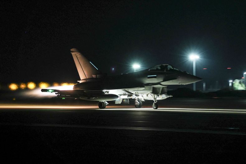 En esta foto proporcionada por el Ministerio de Defensa del Reino Unido, un avión Typhoon de la Real Fuerza Aérea despega para unirse a otras aeronaves en el ataque a blancos hutíes en Yemen, el sábado 24 de febrero de 2024. (Cabo Tim Laurence/RAF/Ministerio de Defensa del R.U. vía AP)